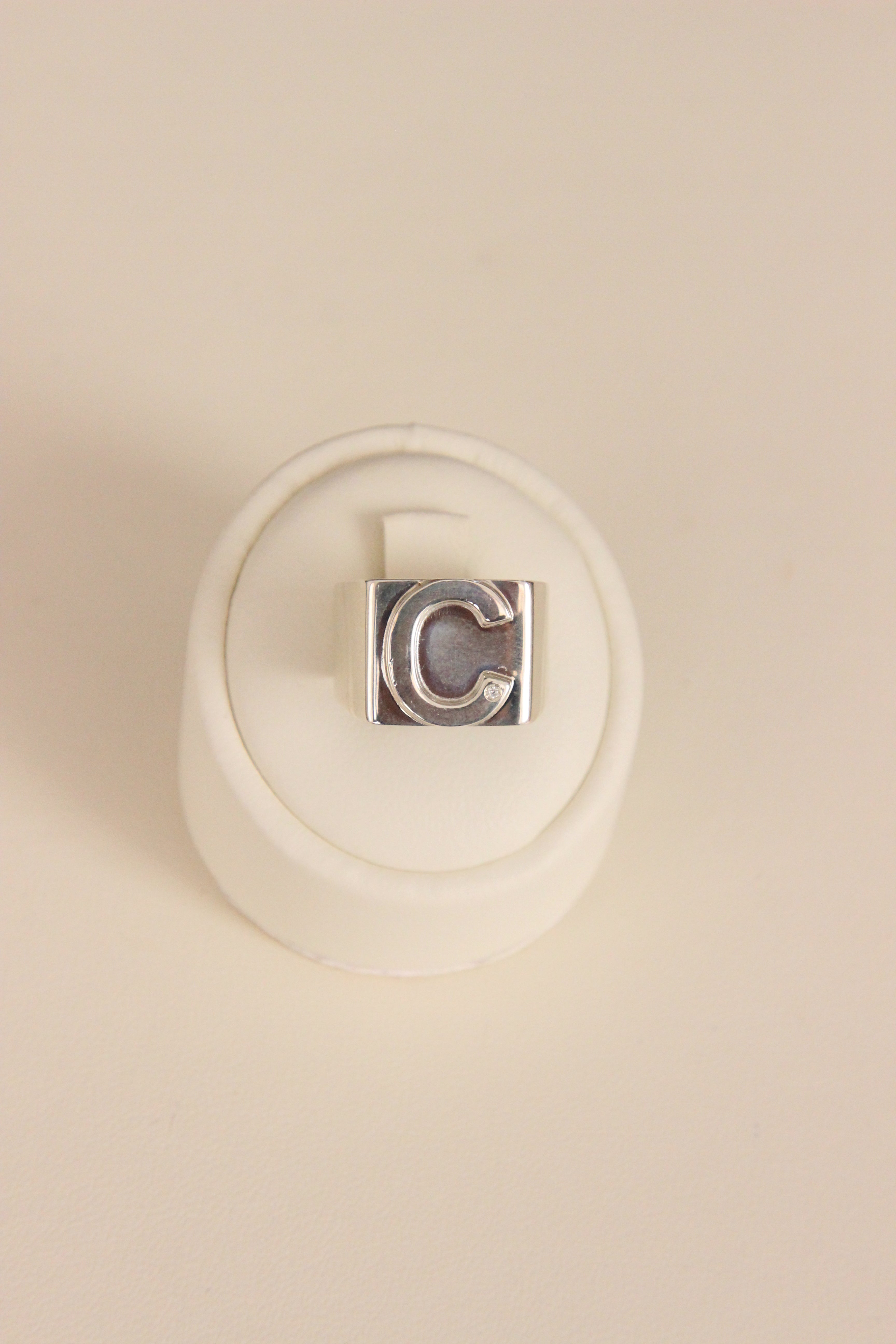 ANILLO SILUETA LETRA C TALLA 10