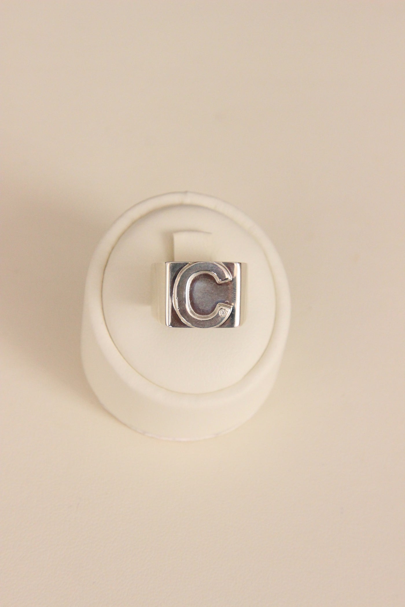 ANILLO SILUETA LETRA C TALLA 10