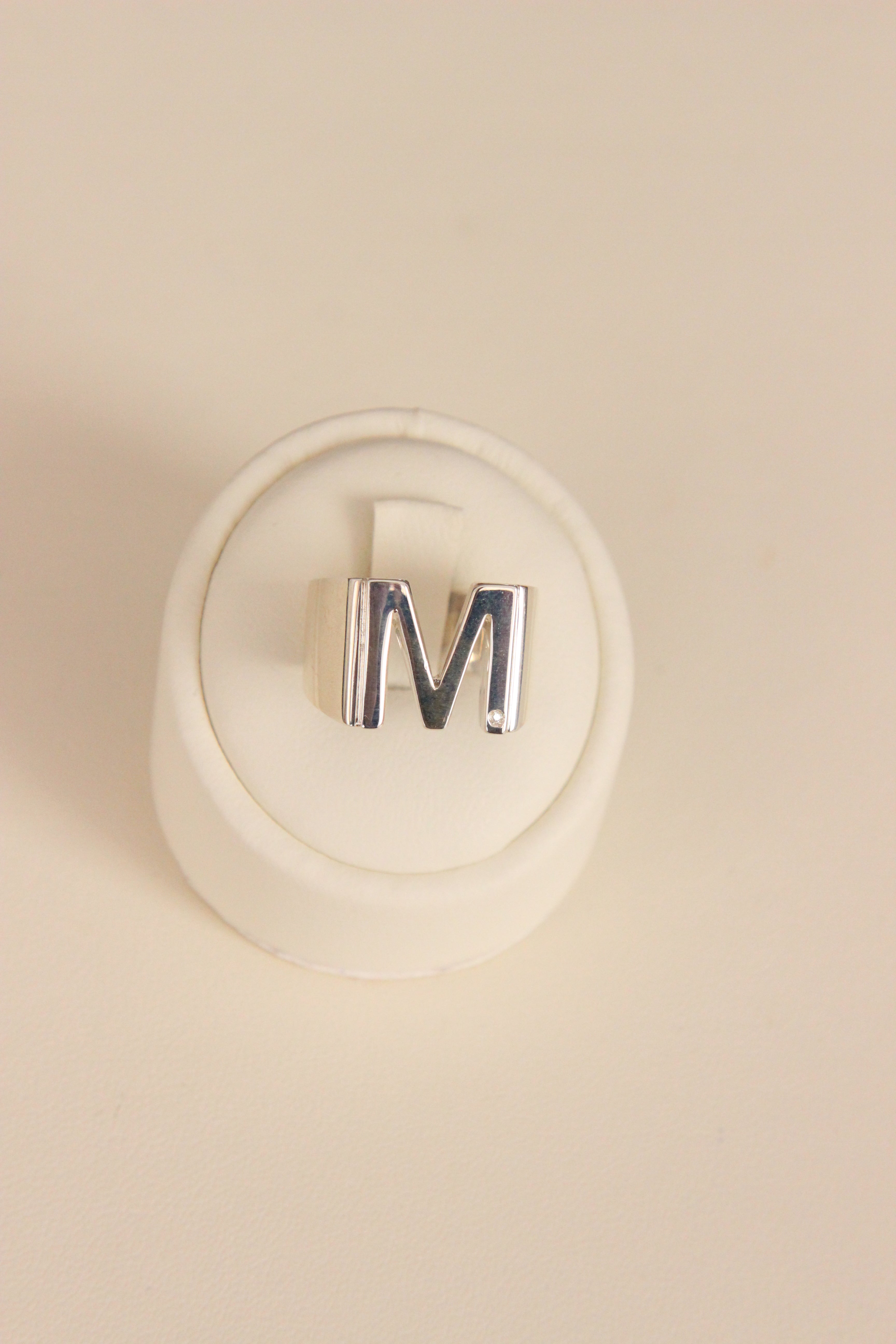 ANILLO SILUETA LETRA M TALLA 12