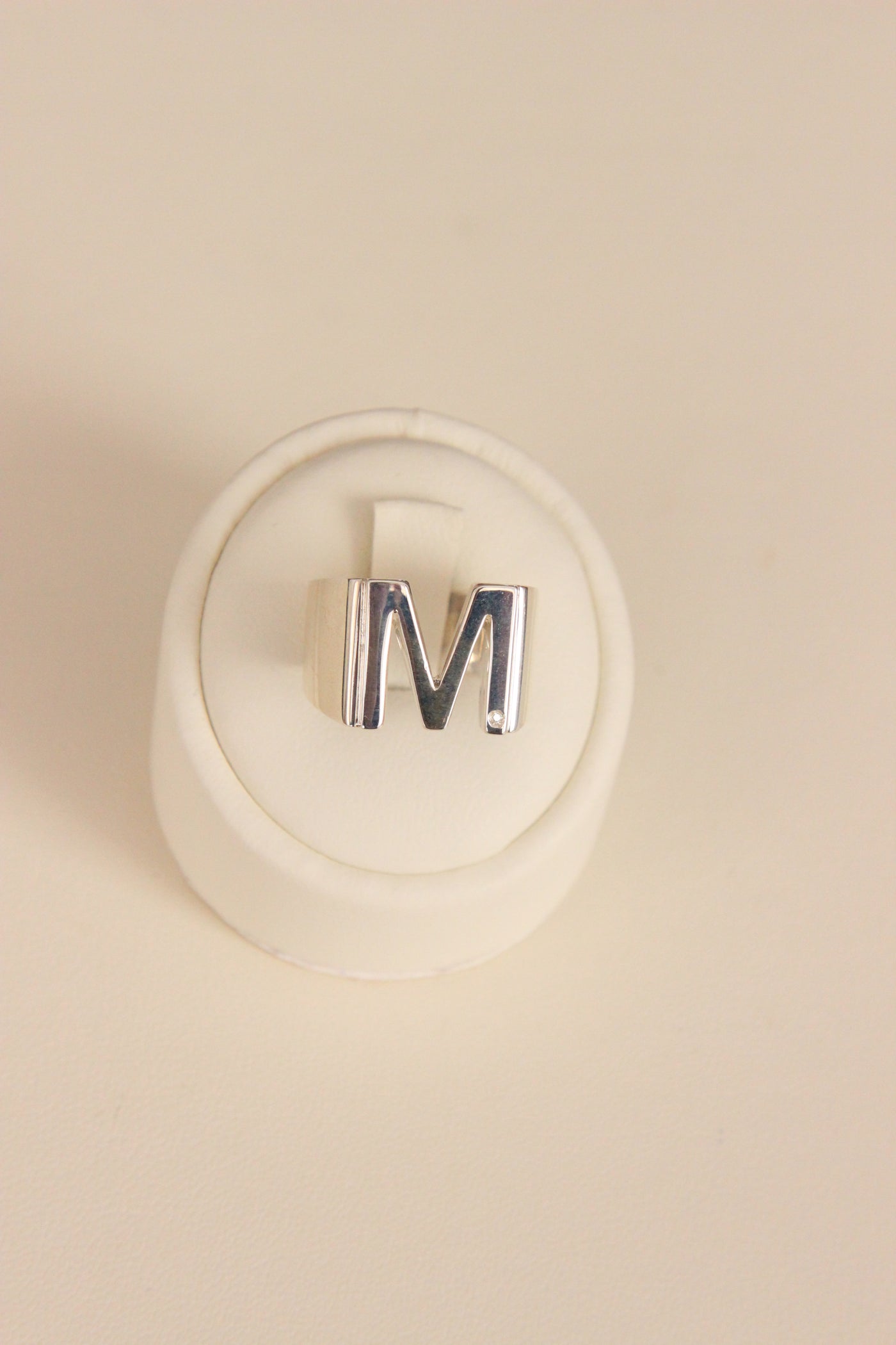 ANILLO SILUETA LETRA M TALLA 12